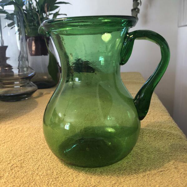 carafe en verre soufflé verte produit unique et chic