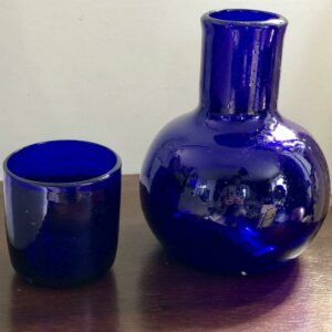 Carafe à eau et son gobelet en verre soufflé bullé bleu artisanal